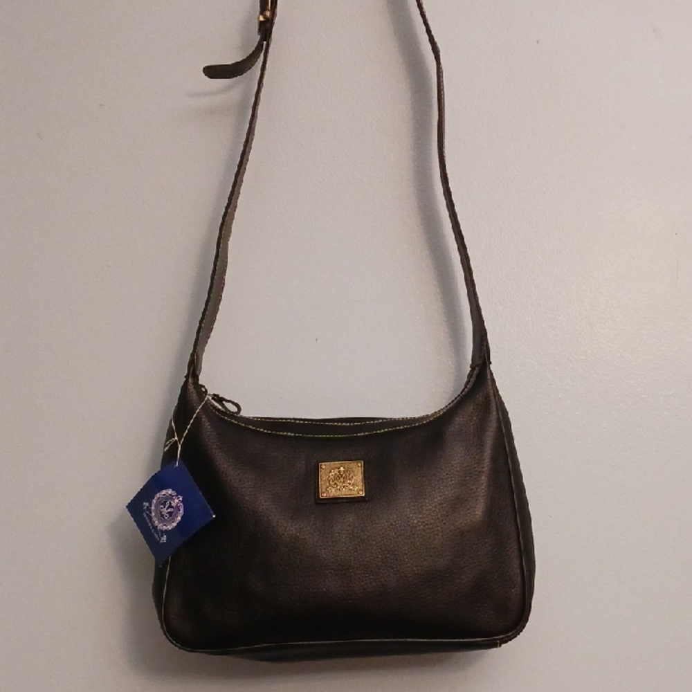 Medallion medium black leather shoulder bag with ajustable strap.